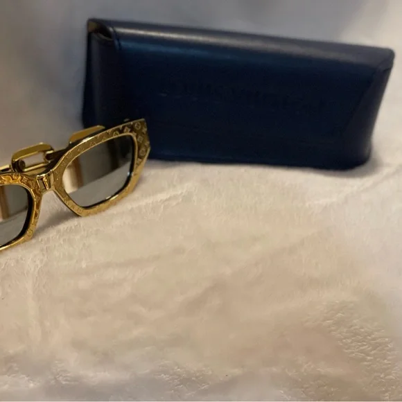 Golden Sunglasses with LV logo engraving and chain shaped arms display picture 3